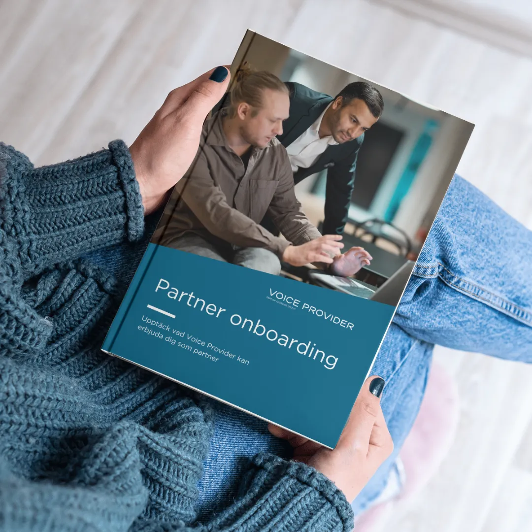 Två kollegor tittar på samma laptop